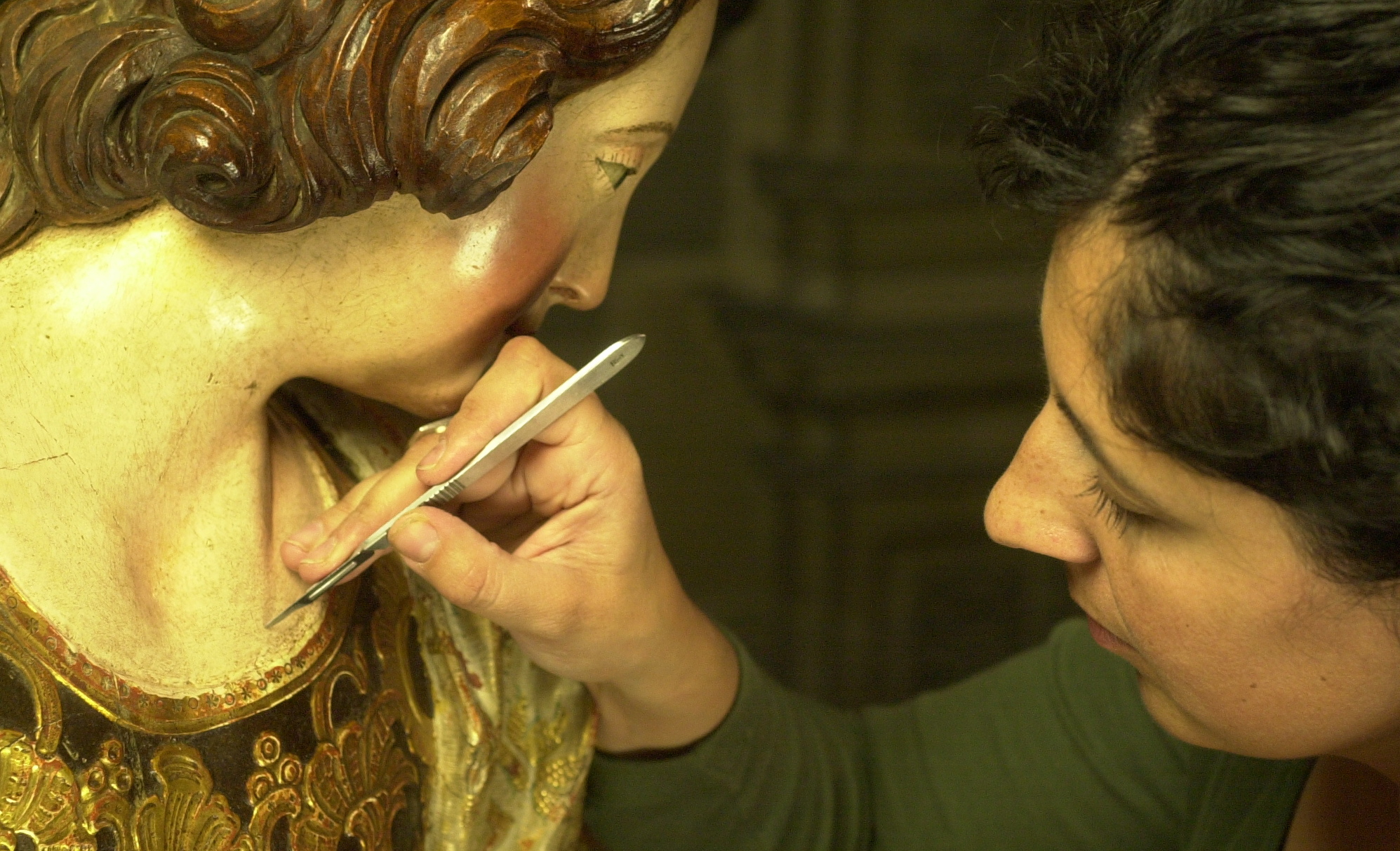 paz-barbero-restauradora-restaurando-escultura